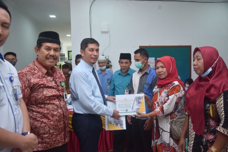 SERAHKAN SANTUNAN— Kepala BPJS Ketenagakerjaan Cabang Solok Maulana Anshari Siregar serahkan santunan kematian kepada ahli waris.