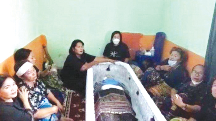 RUMAH DUKA— Jenazah Ajudan Kepala Divisi Propam Polri, Brigadir Nopryansyah Yosua Hutabarat alias Brigadir J, di rumah duka di Sungai Bahar, Kabupaten Muarojambi, Provinsi Jambi. Brigadir J tewas ditembak rekannya sendiri, Barada E.