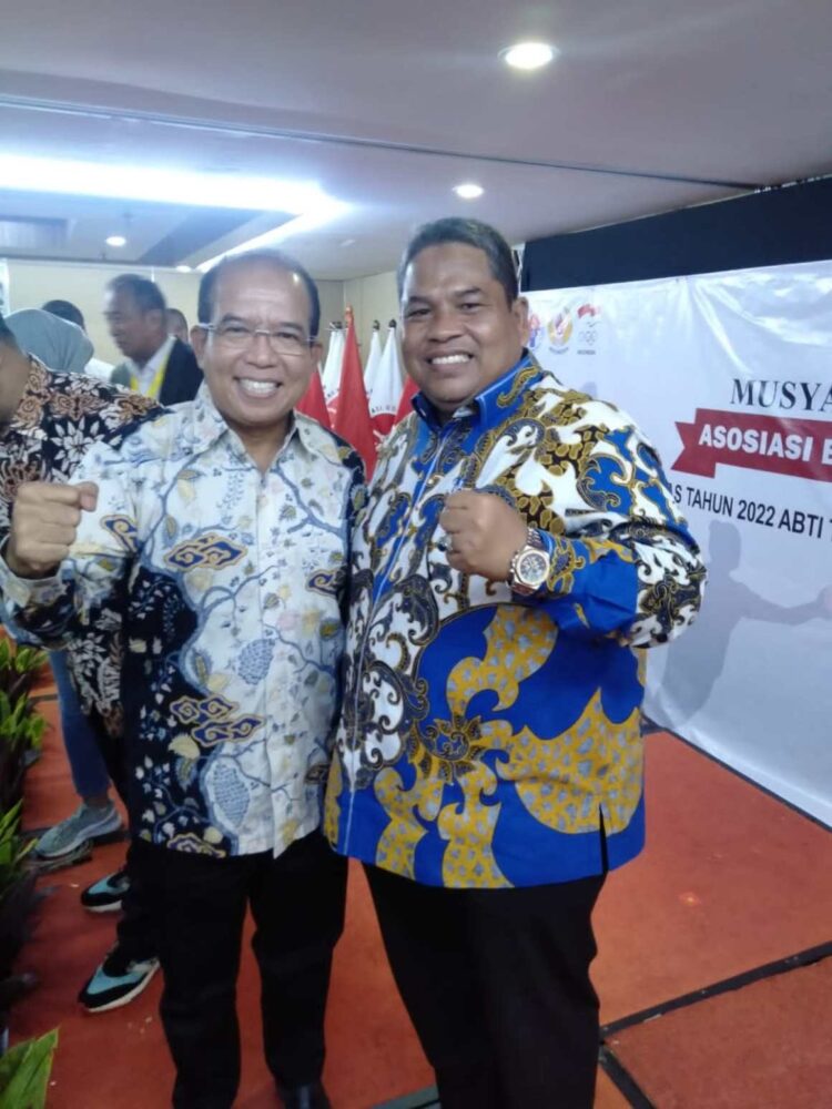 BERSAMA—Bupati Padangpariaman Suhatri Bur bersama staf kementrian olahraga.