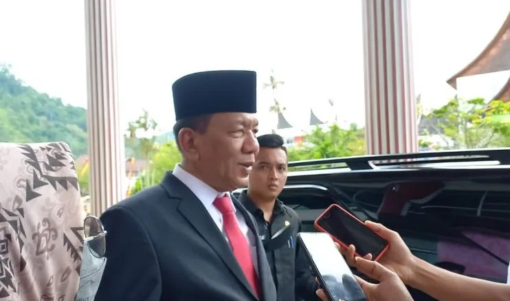 KETERANGAN PERS— Bupati  Pesisir Selatan, Rusma Yul Anwar memberikan keterangan pers saat diwawancara wartawan.