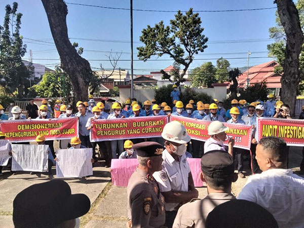 AKSI TOLAK KETUA TERPILIH— Ratusan anggota Koperbam Teluk Bayur Padang menggelar aksi demonstrasi di depan gedung DPRD Padang, Senin (18/7). Aksi demo merupakan tindak lanjut mediasi yang gagal dilakukan anggota Koperbam Teluk Bayur dengan pengurus Koperbam tentang kecurangan pemilihan pengurus Koperbam periode 2022 - 2027. 
