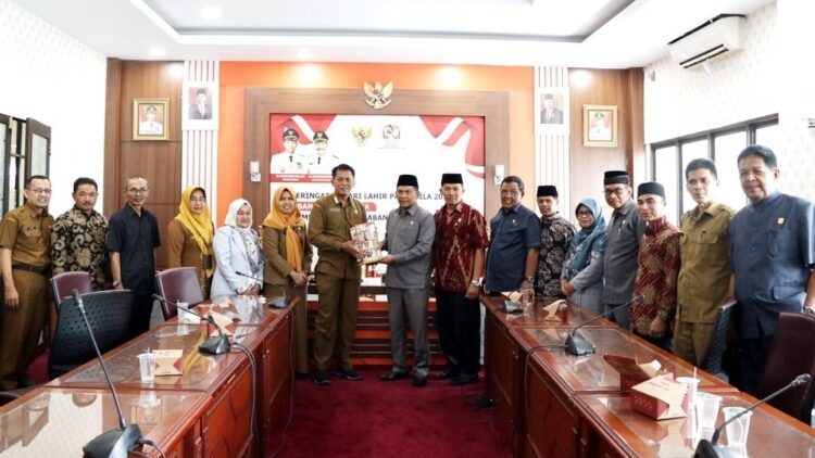 Asisten II Setdako Pariaman, Elfis Candra sambut kunjungan dari Komisi IV DPRD Kabupaten Agam di ruang rapat walikota, Balaikota Pariaman.