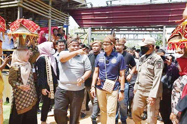 Menteri Sandiaga Terpesona dengan GTP, bisa Terbaik Nasional, Ekonomi Masyarakat Meningkat, Dukungan Pusat Menentukan 1 DAMPINGI— Bupati Padang Pariaman Suhatri Bur dampingi Menparekraf Sandiaga Salahudin Uno mengelilingi kawasan Grand Talao Park (GTP).