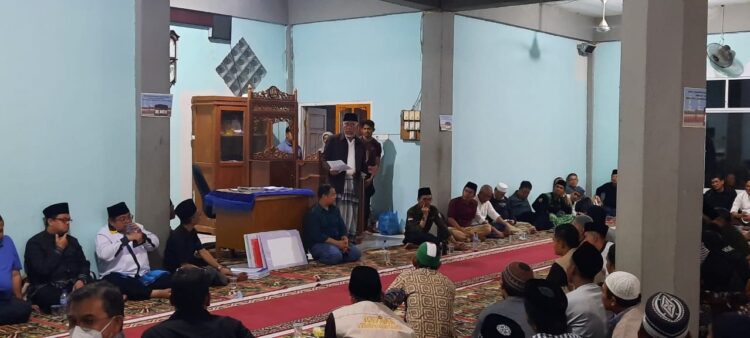 SILATURAHMI— Gubernur Sumbar bersilaturahmi dengan masyarakat Nagari Galugua, Kecamatan Kapur IX, Kabupaten Sijunjung, Minggu (10/7) di Masjid Taqwa Nagari Galugua.