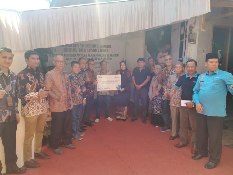 Kembangkan KUB Pengolahan Kopi, PLN Salurkan TJSL di Payakumbuh 1 PEDULI LINGKUNGAN— PLN Unit Induk Wilayah (UIW) Sumbar menyalurkan kepedulian terhadap lingkungan melalui program Tanggung Jawab Sosial dan Lingkungan (TJSL), Jumat (1/7).