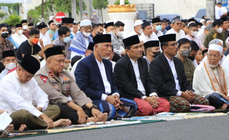 shalat Idul Adha--Kepala Kantor Wilayah (Kanwil) Kementerian Agama (Kemenag) Provinsi Sumatera Barat (Sumbar) Helmi bersama Gubernur pada saat akan melaksanakan shalat Idul Adha.