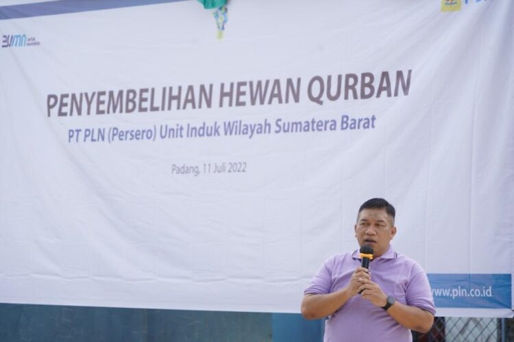 PLN UIW Sumbar Berkurban 19 Sapi dan 6 Kambing untuk Warga Sekitar 1 berkurban--PLN Unit Induk Wilayah (UIW) Sumbar memaknai Idul Adha ini dengan berkurban 19 sapi dan 6 kambing untuk dibagikan kepada masyarakat sekitar sekaligus pulau terluar.