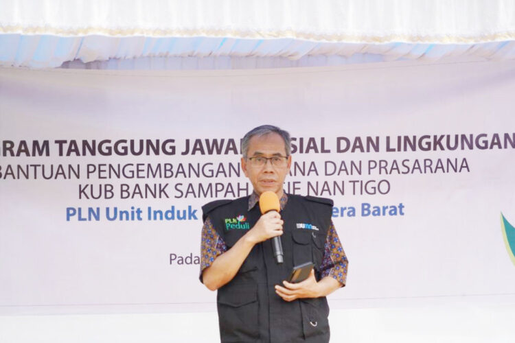 Pembangkan KUB Bank Sampah, PLN Salurkan TJSL di Pasia Nan Tigo 1 BANTUAN— PLN IUW Sumbar menyerahkan bantuan senilai Rp. 50 juta untuk pengembangan sarana dan prasana Kelompok Bank Sampah (KUB) Bank Sampah Unit Pasia Nan Tigo pada Kamis (30/06).