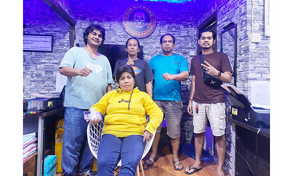 TOGEL— Eka Dasrini (56) yang diduga sebagai agen judi togel ditangkap Tim Klewang.