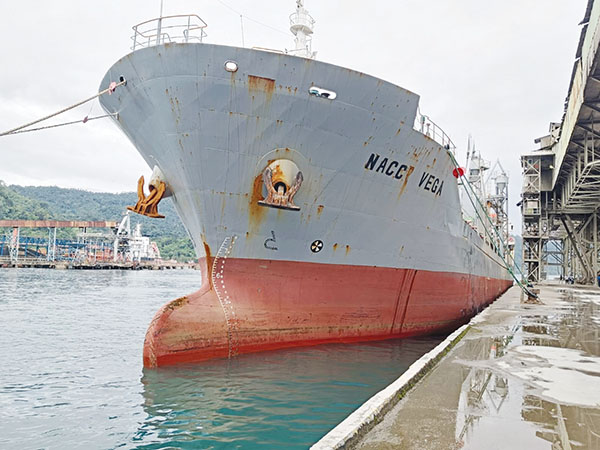 EKSPOR SEMEN KE MALDIVAS— Kapal pengangkut semen ekspor ke Maldives, bersandar di Pelabuhan Teluk Bayur, Kota Padang. PT Semen Padang selama periode semester I tahun 2022, telah mengekspor semen sebanyak 227.442 Metric Ton (MT).