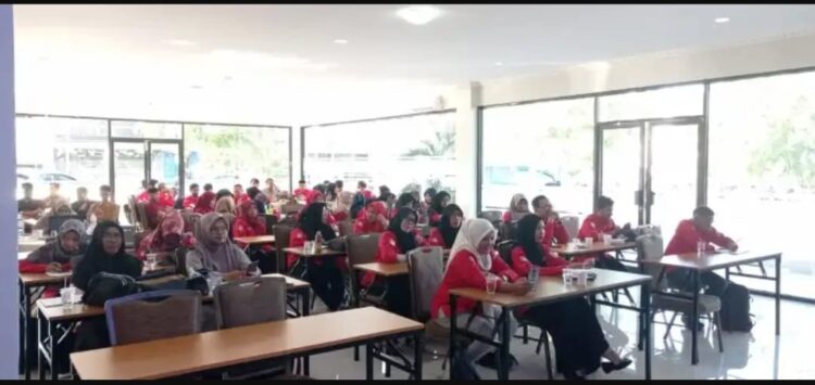 PESERTA BIMTEK— Peserta bimtek sedang melakukan kegiatan di ruangan.