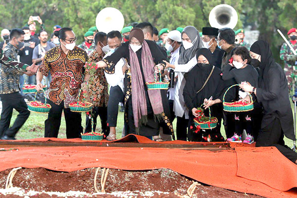 Keluarga almarhum Menpan-RB Tjahjo Kumolo menabur bunga di TMP Kalibata, Jumat (1/7).
