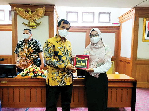 SERAHKAN—Kepala Biro Pemerintahan dan Otda Provinsi Sumbar, Doni Rahmat Samulo serahkan cemdera mata kepada Provinsi Jawa Barat di Kantor Gubernur Jawa Barat.