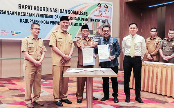 KERJA SAMA— Gubernur Sumbar Mahyeldi foto bersama dengan Dirut Bank Nagari M Irsyad, Kepala OJK Sumbar Yusri dan Kepala Dinas Dukcapil Sumbar Besri Rahmad usai tanda tangan Perjanjian Kerjasama Program Kartu Identitas Anak Bersama Nagari (Kirana), Senin (18/7).