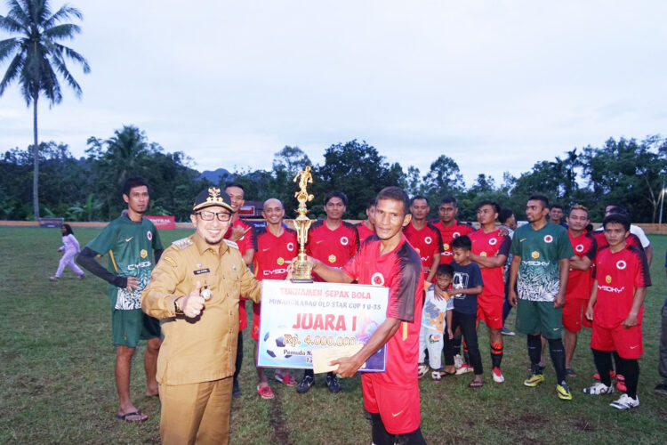 Libas SN Indonesia 4 Gol Tanpa Balas, Miftaf FC Juara Minangkabau Old Star Cup 1 U-35 1 PENEYRAHAN TROFI-Bupati Eka Putra foto bersama sekaligus memberikan trofi dan giant cek kepada tim Mifta FC yang menjadi juara pada ajang Minangkabau Old Star Cup 1 U-35