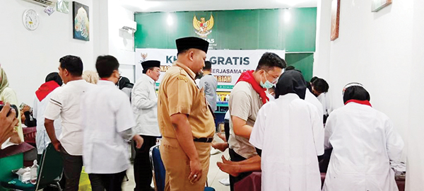 KHITANAN MASSAL—  Kabag Kesra Setko Padang Fuji Astomi bersama Ketua Baznas Kota Padang Muhammad Mufti Syarfie, menyaksikan khitanan massal untuk 250 anak dari keluarga tidak mampu, Selasa (5/7).