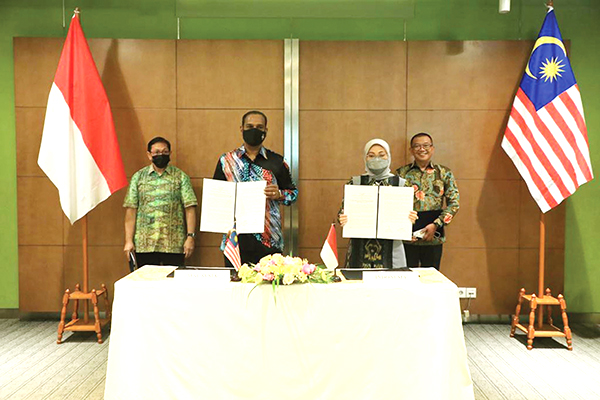 TEKEN MoU—Menteri Ketenagakerjaan RI Ida Fauziyah dan Menteri Sumber Manusia Malaysia Dato' Sri M Saravanan Murugan menandatangani joint statement terkait implementasi nota kesepahaman (MoU) tentang penempatan dan perlindungan pekerja migran Indonesia di Malaysia yang berlangsung di Jakarta, Kamis (28/7)