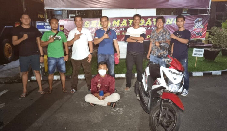 RAMPAS HP— Pelaku Rahmad Hidayat (26) yang merupakan mahasiswa di salah satu perguruan tinggi negeri di Padang ditangkap Tim Klewang atas kasus pencurian Hp.