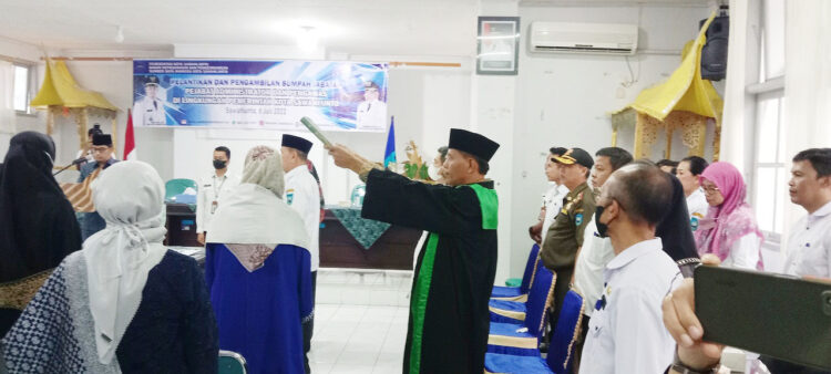 BACAKAN SUMPAH—Wali Kota Sawahlunto Deri Asta saksikan mutasi pada ASN saat diambil sumpah jabatannya.