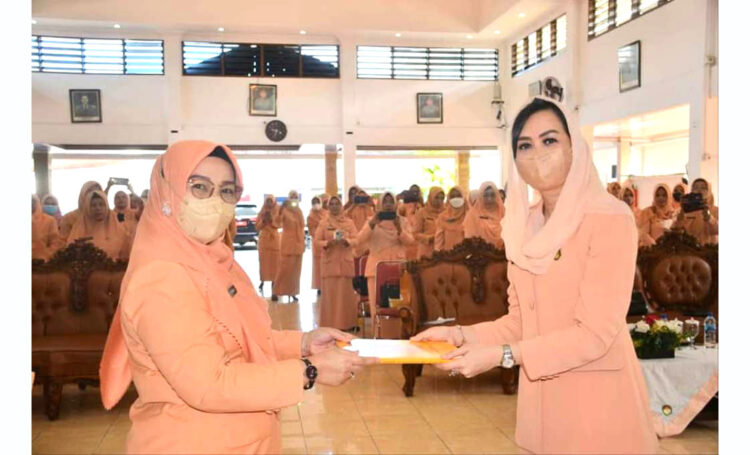 Ny. Vanny Andree Algamar Jabat Ketua DWP Kota Padang 1 SERAH TERIMA— Ny.dr.Vanny Andree Algamar, Sp.THT-KL resmi menjabat Ketua Antar Waktu Dharma Wanita Persatuan (DWP) Kota Padang untuk lanjutan periode masa bakti 2019-2024. Istri Sekda Kota Padang itu menggantikan Ny. Diani Novita Arfian yang sebelumnya menjabat Plt Ketua DWP Kota Padang.