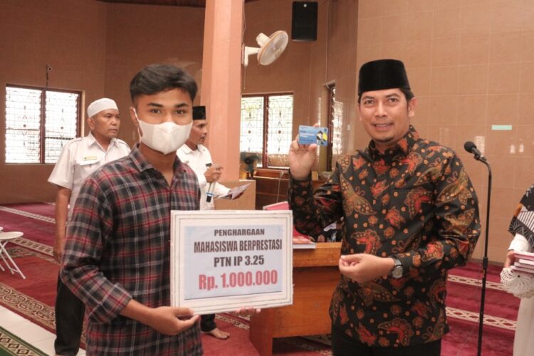 SERAHKAN REWARD— Wali Kota Sawahlunto Deri Asta saat serahkan reward kepada salah seorang perwakilan mahasiswa.