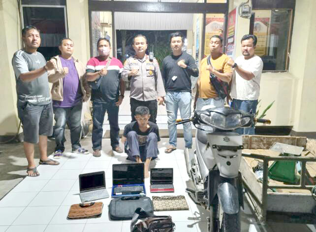 PENCURI—Pelaku Makmum (36) yang terlibat kasus pencurian laptop dan perhiasan imitasi ditangkap jajaran Polsek Lubeg.
