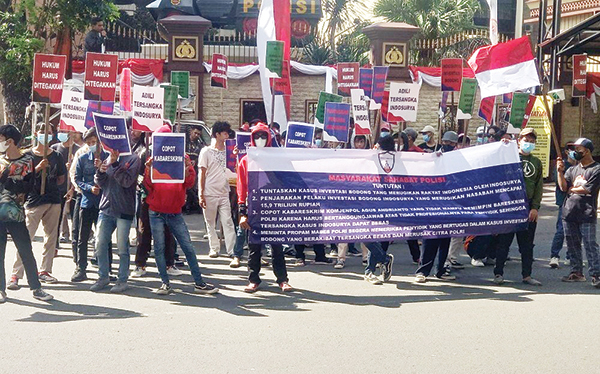 UNJUK RASA— Sejumlah massa dari Masyarakat Sahabat Polisi menggelar aksi unjuk rasa mendesak Polri segera menuntaskan perkara Koperasi Simpan Pinjam (KSP) Indosurya di Mabes Polri pada Senin (4/7).