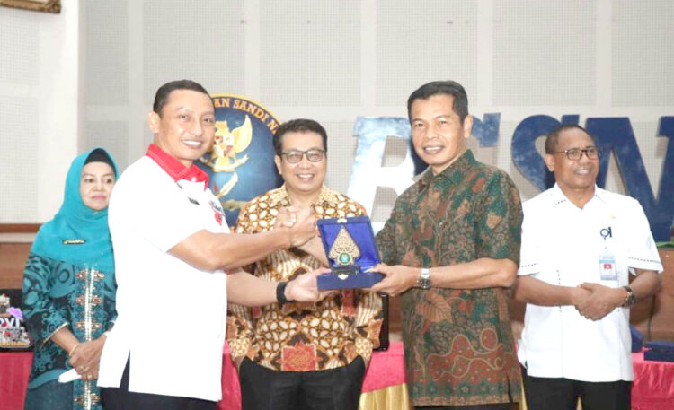 BSSN Jalin Kerja Sam a Penggunaan Sertifikat Elektronik, Rudy Rinaldy: Tingkatkan Kualitas Pelayanan Publik di Kota Padang 1 SERAHKAN CENDERA MATA— Kepala Dinas Kominfo Kota Padang Rudy Rinaldy menyerahkan cendera mata kepada Badan Siber dan Sandi Negara (BSSN) usai kegiatan penandatanganan MoU dan PKS di aula Kantor Badan Siber dan Sandi Negara, Kamis (30/6) lalu.