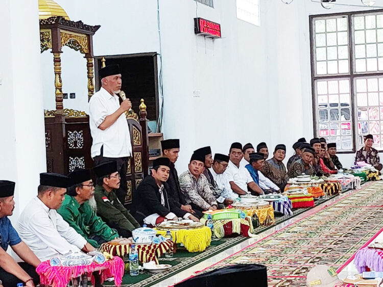 ARAHAN—Gubernur Sumbar, Mahyeldi Ansharullah menyampaikan arahan terkait pembangunan saat silaturahmi dengan warga Nagari Sialang, Kecamatan Kapur IX Kabupaten Limapuluh Kota, Minggu (10/7) di Masjid An Nur Nagari Sialang.