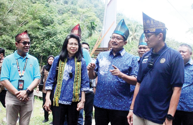 Mengulik Indahnya Nagari Silokek di Sumbar, 10 Desa Wisata Mitra Bakti BCA Disiapkan Jadi Destinasi Kelas Dunia 1 BERSAMA— Direktur BCA Antonius Widodo (tengah) bersama Menparekraf Sandiaga Uno (kanan), EVP CSR BCA Inge Setiawati (kedua dari kiri) dan Kepala KCU BCA Padang Robert Siahaan (baris kedua, kedua dari kanan) dalam kunjungan ke Desa Wisata Nagari Silokek Sijunjung, Rabu (6/7).
