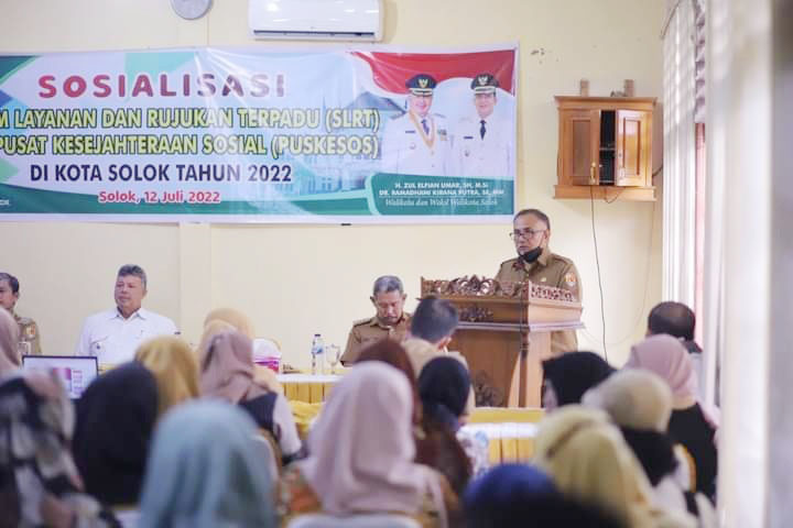 SOSIALISASI SLRT— Wali Kota Solok Zul Elfian usai membuka sosialisasi Sistem Layanan dan Rujukan Terpadu (SLRT) dan Pusat Kesejahteraan Sosial (Puskesos) di Aula Dinas Sosial Kota Solok, Selasa (12/7).