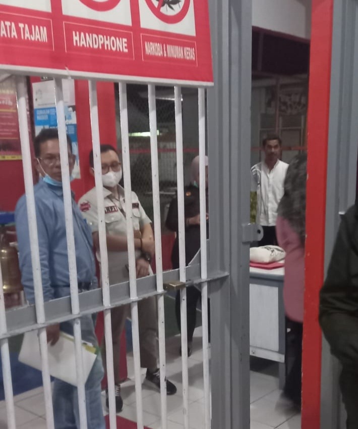 PENANGGUHAN TAHANAN— Terlihat Mardefni Zainir, salah seorang tim pembela para tersangka menunggu hasil proses penangguhan penahanan.