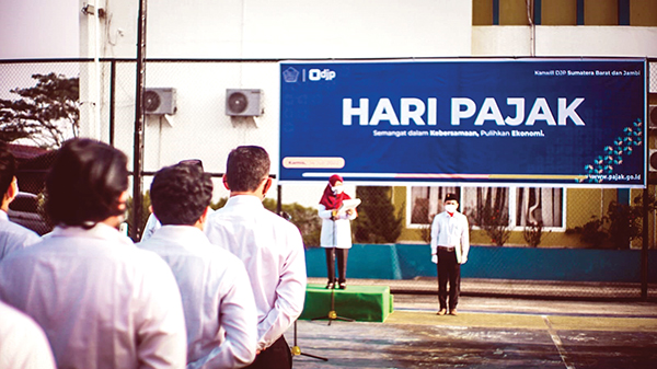 PEMBINA UPACARA— Kepala Kanwil DJP Sumatera Barat dan Jambi, Retno Sri Sulistyani menjadi pembina upacara saat peringatan Hari Pajak Nasional, Kamis (14/7) di KPP Pratama Bukittinggi.