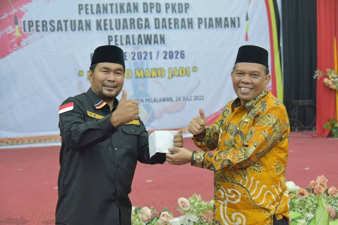 wabup saat tukar cendra mata saat pelantikan pkdp