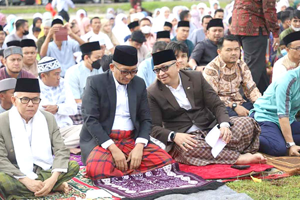 SHALAT IDUL ADHA—  Wako Hendri Septa bersama Sekda Andree Algamar terlihat kompak saat mengikuti pelaksanaan shalat Idul Adha 1443 H di lapangan upacara Balaikota Padang, Aia Pacah, Minggu (10/7).