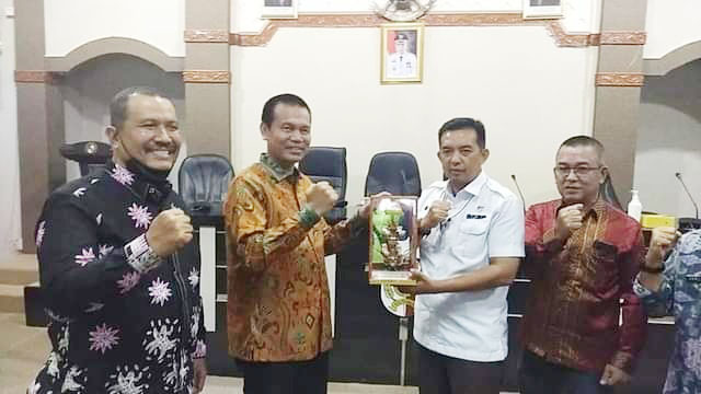 CENDERA MATA— Wako dan wawako saat tukar cendra mata dengan kesbangpol Pekanbaru.