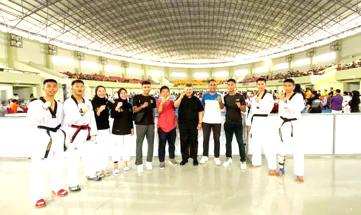 FOTO BERSAMA— Wali Kota Solok Zul Elfian foto bersama pelatih, pegurus dan para atlet Taekwondo yang sudah menoreh prestasi di ajang Best of the Best Prabu Taekwondo Challenge.