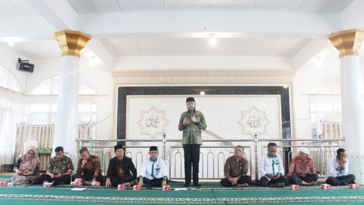 SAMBUTAN— Wali Kota Padangpanjang, H. Fadly Aman, BBA Datuak Paduko Malano memberikan sambutan saat kegiatan penyaluran bantuan Baznas.