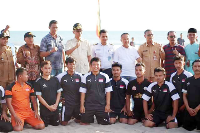 PEMBUKAAN TURNAMEN— Wali Kota Pariaman Genius Umar foto bersama usai membuka Turnamen Sepak Bola Pantai RKPS CUP 2022 di Lapangan Sepak Bola Pantai RKPS Kelurahan Pasir, Kecamatan Pariaman Tengah