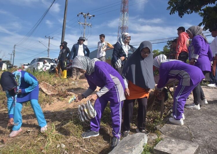 GORO BERSAMA— Warga Kampung Manggis berjibaku membersihkan lingkungan.