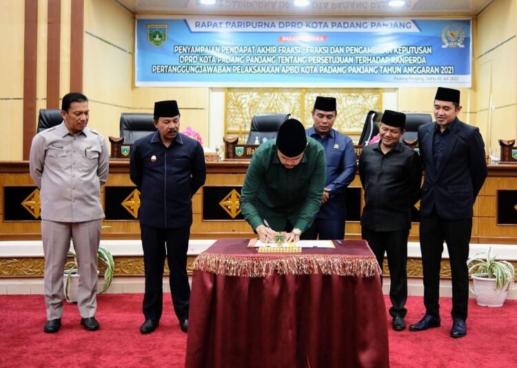 TANDA TANGAN— Wali Kota, H. Fadly Amran, BBA Datuak Paduko Malano  tandatangani  Rancangan Peraturan Daerah (Ranperda) tentang Pertanggungjawaban Pelaksanaan APBD Tahun Anggaran 2021 untuk ditetapkan menjadi Perda.