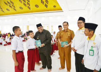 Terimakasih para Mustahik, Suhatri Bur Serahkan Bantuan pada 3740 Orang Anak SD dan SMP