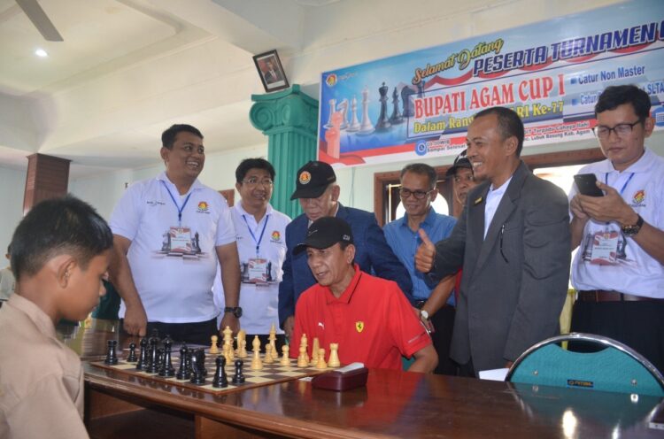 OPEN TURNAMEN-Sebanyak 200 pecatur mengikuti open turnamen catur Bupati Agam Cup I, Sabtu (6/8). Para peserta merupakan pecatur yang berasal dari pulau Sumatera.