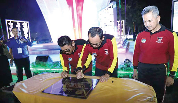 Tugu Apeksi di Padang Diresmikan, Bersejarah, Ikonik, Monumen Jendela Kota di Indonesia 1 TUGU APEKSI— Ketua Dewan Pengurus Apeksi Pusat Bima Arya, Wako Padang Hendri Septa meresmikan Tugu Apeksi yang tepat berada di pojok halaman Kantor Balai Kota Padang Air Pacah, Senin (8/8) malam.