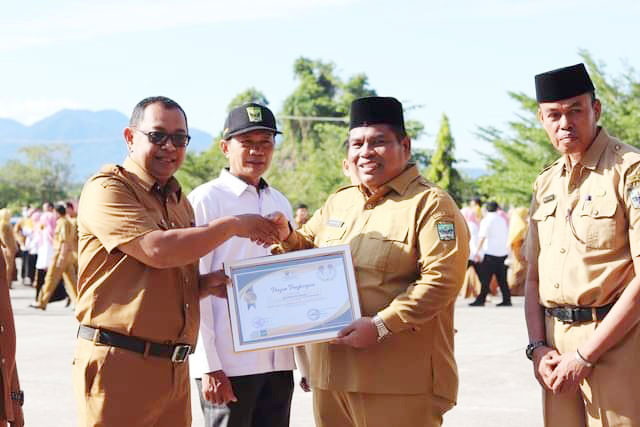 Roling dan Lantik Pejabat Baru Menuju Padangpariaman Berjaya, Lahirkan Terus Inovasi Inovasi untuk Kemajuan Daerah 1 PIAGAM—Bupati Padangpariaman Suhatri Bur serahkan piagam pada walinagari yang berinovasi.