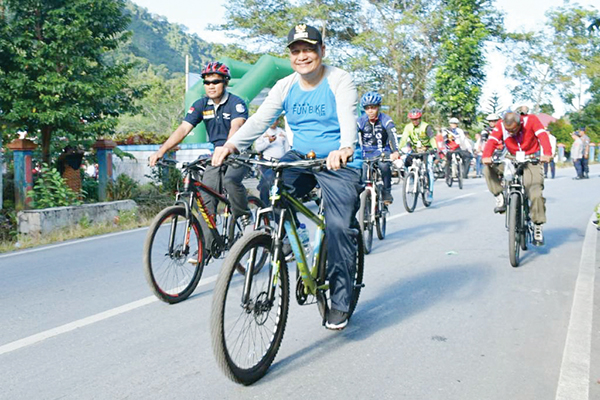 FUN BIKE— Wabup Agam Irwan Fikri saat mengikuti Fun Bike Tour de Maninjau yang diikuti oleh lebih kurang 650 pesepeda dari berbagai daerah di Sumbar.