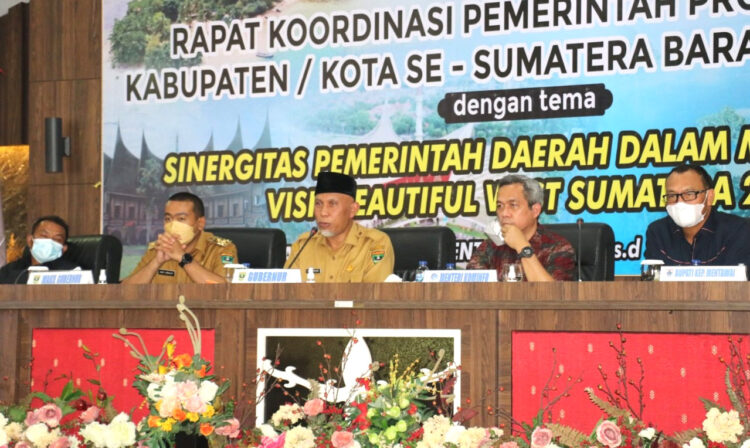 Political Will Gubernur Sumbar untuk Kemajuan Kabupaten Kepulauan Mentawai 1 BERSAMA—Gubernur Sumbar, Mahyeldi Ansharullah bersama Wakil Gubernur, Audy Joinaldy memimpin rapat kordinasi dengan bupati dan wali kota se-Sumbar di Tua Pejat Kepulauan Mentawai