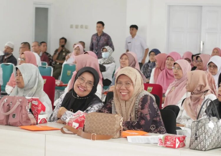 SENYUM—Terlihat para ibu ibu ASN ptapensiun yang mengikuti sosialisasi oleh BKPSDM tersenyum.