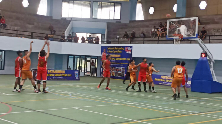SENGIT—Basketball Grand Event 2022 makin sengit, terlihat penampilan salah satu tim.