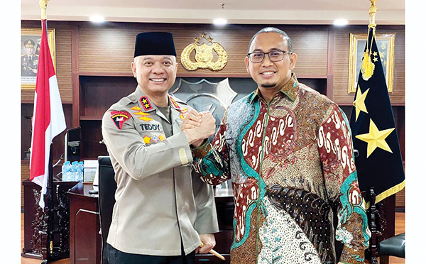 Bertemu Kapolda Sumbar Irjen Pol Teddy Minahasa, Andre Rosiade Diskusi soal Tol Padang-Sicincin dan Gas Blok Sijunjung 1 SILATURAHMI— Anggota DPR RI Andre Rosiade bertemu dan bersilaturahmi dengan Kapolda Sumbar Irjen Pol Teddy Minahasa, Selasa (2/8) di Mapolda Sumbar, Jalan Sudirman, Padang.